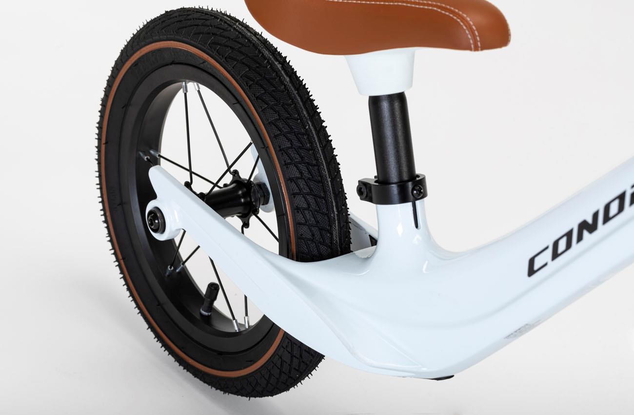 Cuadro bajo de magnesio de la Conor KID 12 a la altura de la rueda trasera