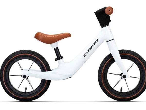 Bicicleta sin pedales Conor KID 12 pulgadas vista de perfil, cuadro de magnesio y sillín marrón