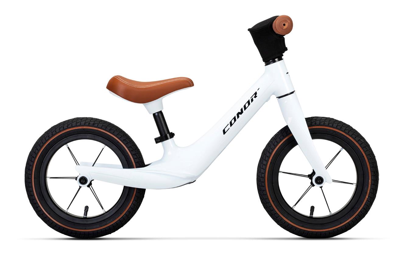 Bicicleta sin pedales Conor KID 12 pulgadas vista de perfil, cuadro de magnesio y sillín marrón