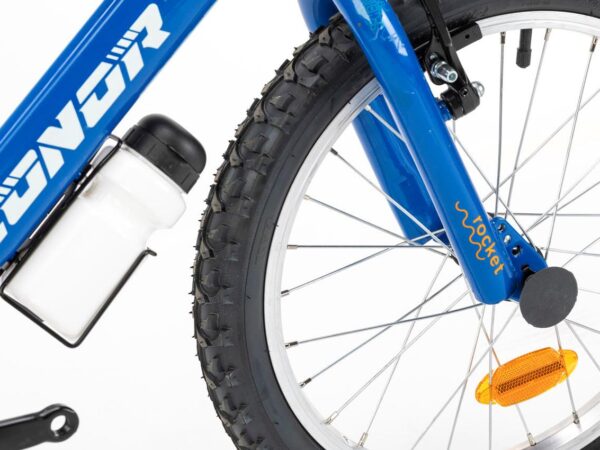 Detalle de la horquilla, el bidón y la cubierta 18x1,95 de la bicicleta infantil Conor KID 18 azul