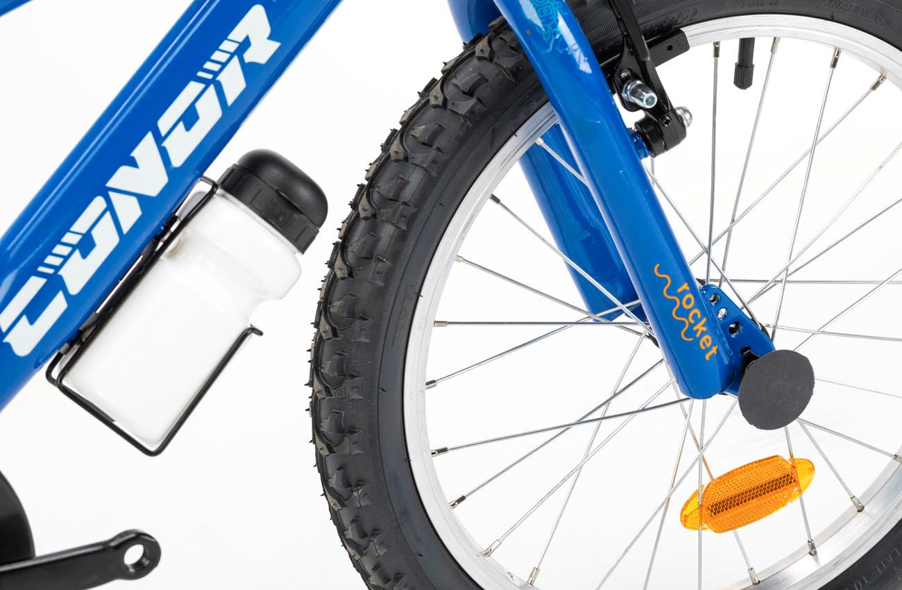 Detalle de la horquilla, el bidón y la cubierta 18x1,95 de la bicicleta infantil Conor KID 18 azul