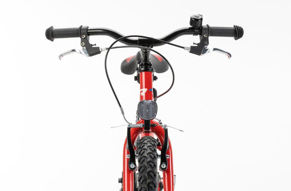 Vista frontal de la bicicleta infantil Conor KID 18 pulgadas rojo con freno V-brake, timbre y reflectante