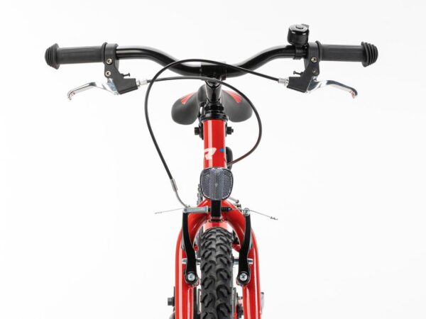 Vista frontal de la bicicleta infantil Conor KID 18 pulgadas rojo con freno V-brake, timbre y reflectante