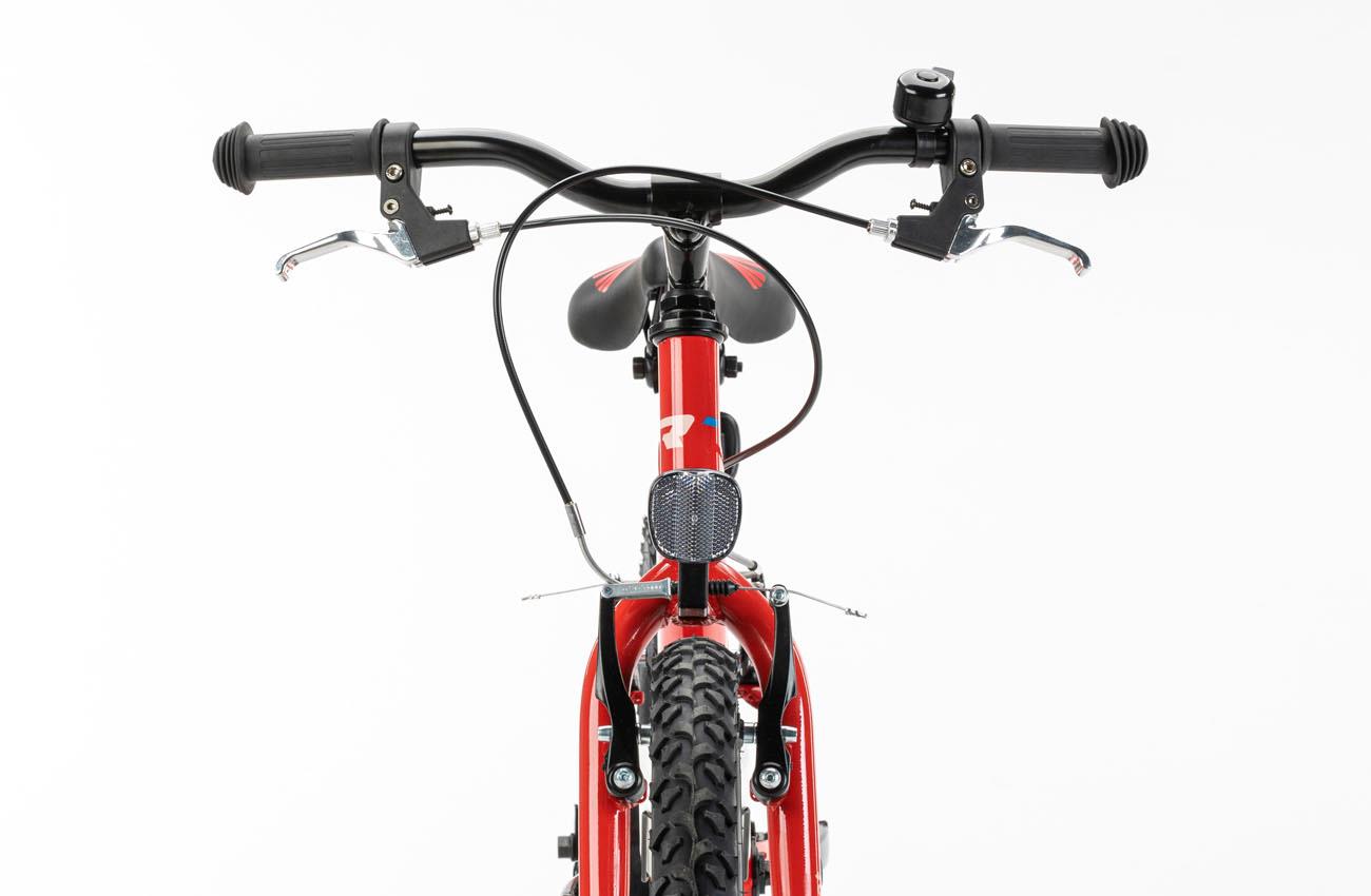 Vista frontal de la bicicleta infantil Conor KID 18 pulgadas rojo con freno V-brake, timbre y reflectante