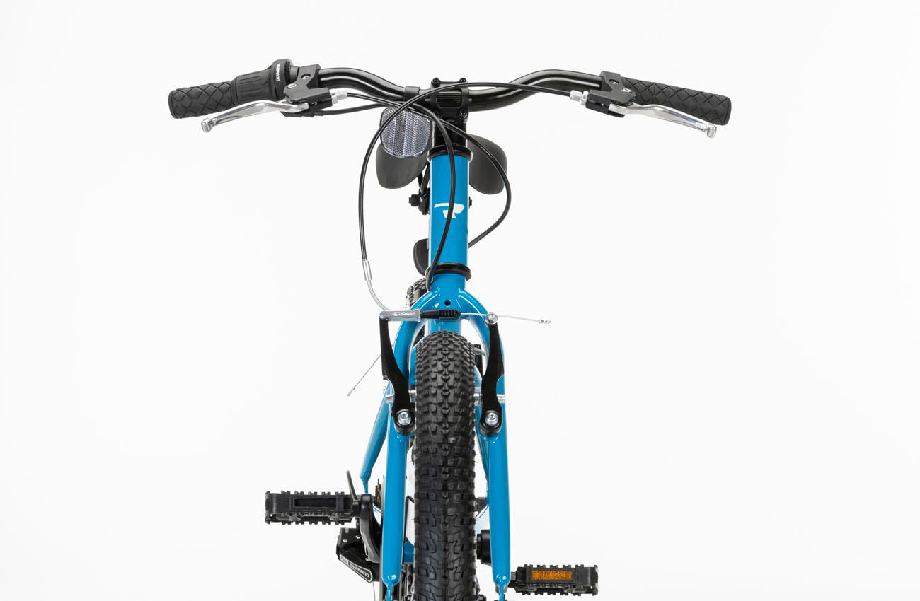 Vista frontal de la bicicleta infantil Conor KID 20 azul con manillar de 540 mm, manetas y pedales