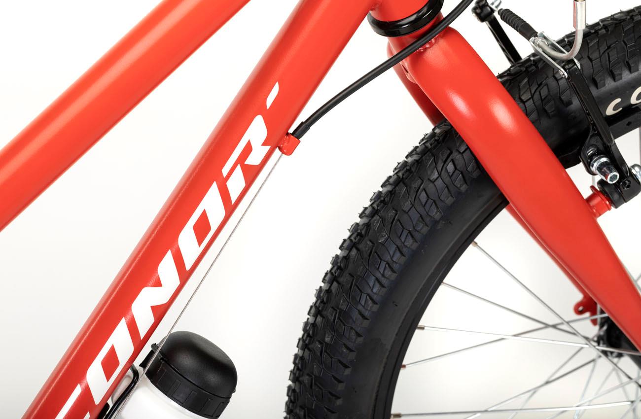Cuadro de acero con tubo inclinado y cubierta de taco 20x2,35 de la bicicleta infantil Conor KID 20 rojo