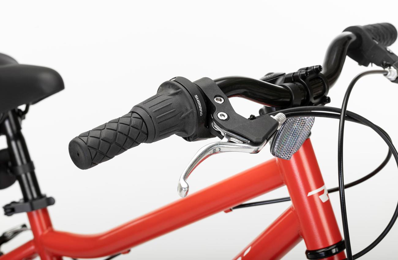 Mando de cambio Shimano Revoshift en el puño y maneta de freno infantil de la Conor KID 20 pulgadas rojo