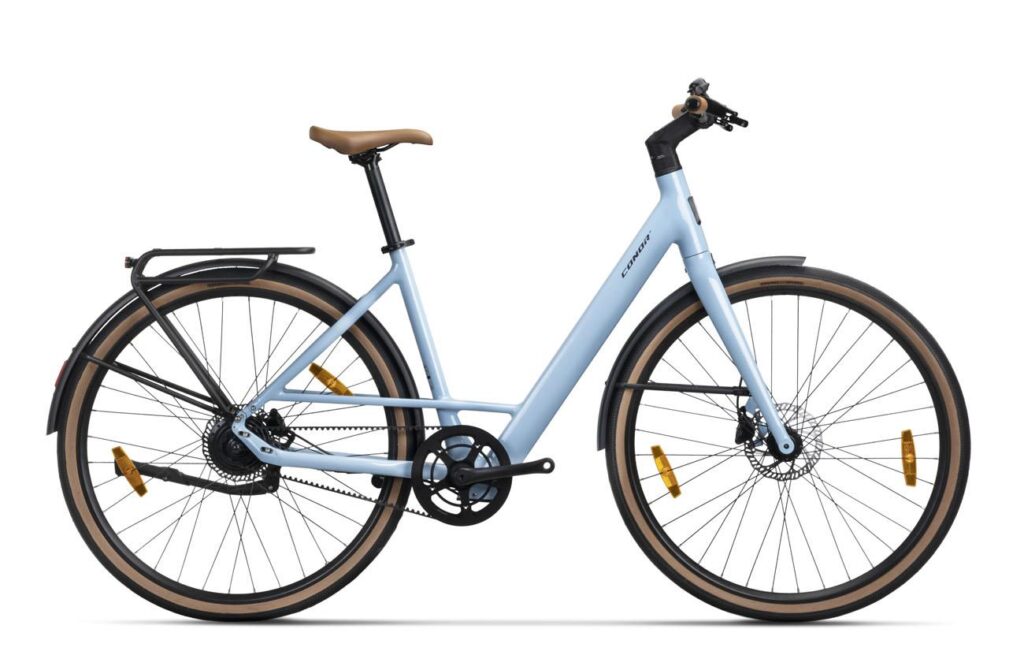 Conor NANTES, bicicleta eléctrica urbana de cuadro bajo en azul claro con correa de carbono