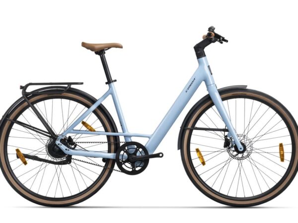 Conor NANTES, bicicleta eléctrica urbana de cuadro bajo en azul claro con correa de carbono