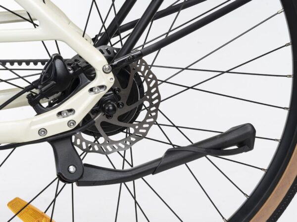Motor en la rueda trasera, freno de disco hidráulico y pata de cabra de la Conor NANTES