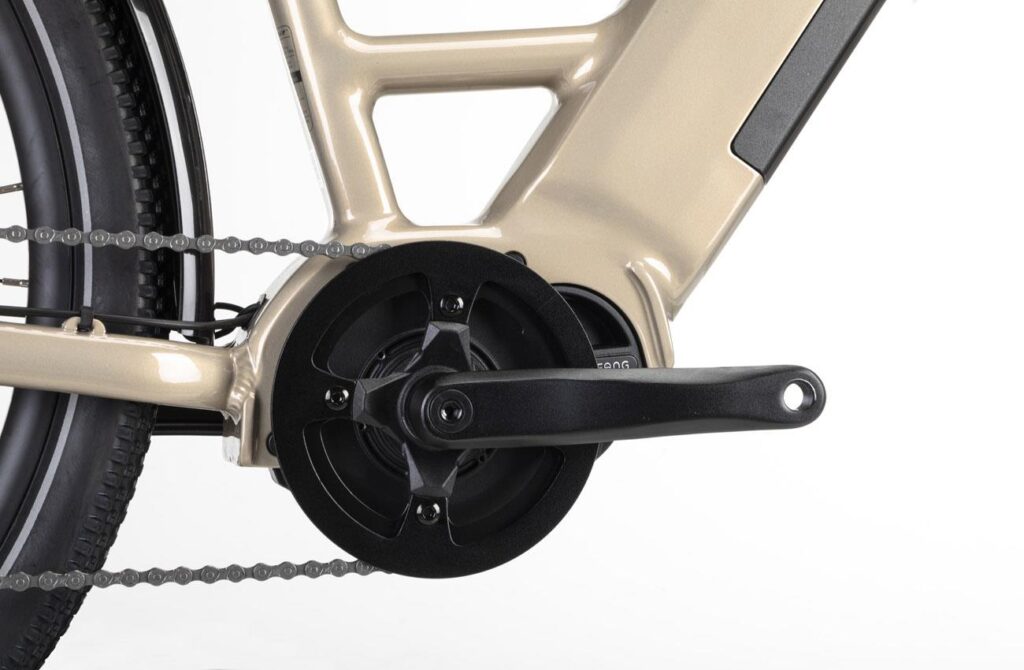 Motor central Bafang M210 en el pedalier de la bicicleta eléctrica Conor ROMA en color oro