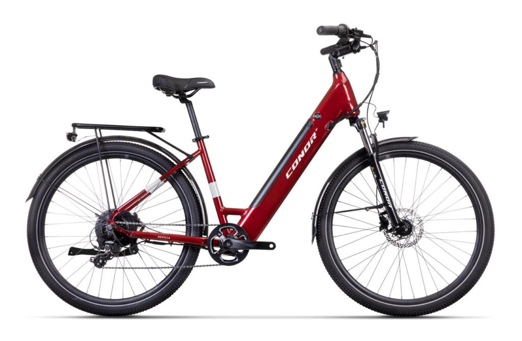 Bicicleta eléctrica urbana Conor Sevilla en granate, cuadro bajo y ruedas de 27,5 pulgadas