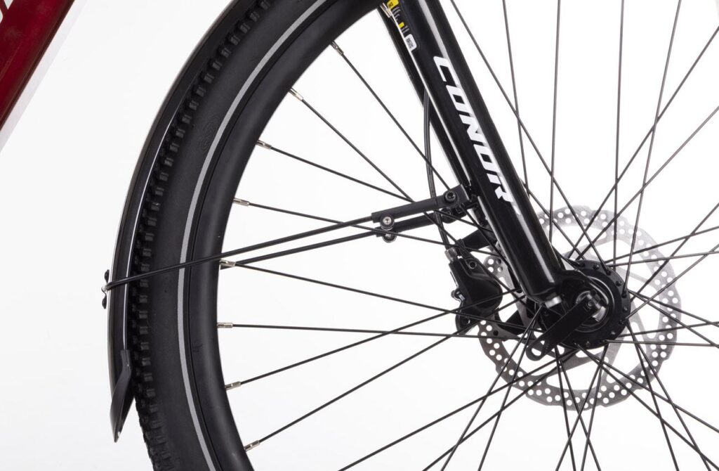 Freno de disco Shimano, guardabarros y cubierta Kenda de 27,5 x 2,10 de la Conor Sevilla granate