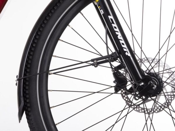 Freno de disco Shimano, guardabarros y cubierta Kenda de 27,5 x 2,10 de la Conor Sevilla granate