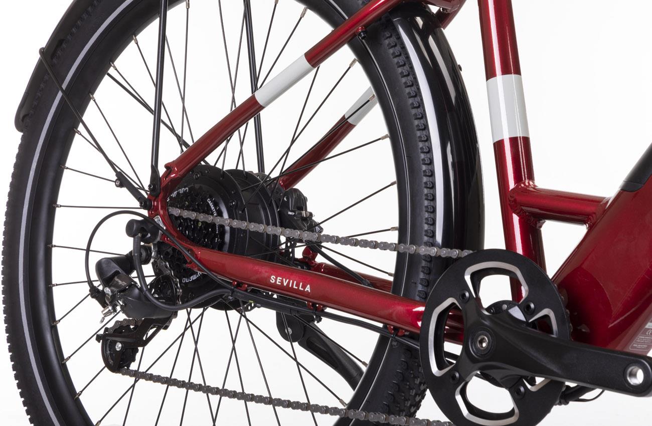 Motor trasero Bafang y transmisión Shimano de 7 velocidades de la Conor Sevilla granate