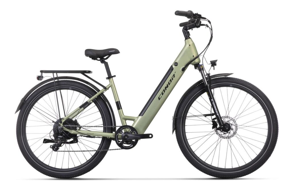Bicicleta eléctrica urbana Conor Sevilla en verde claro, cuadro bajo y ruedas de 27,5 pulgadas