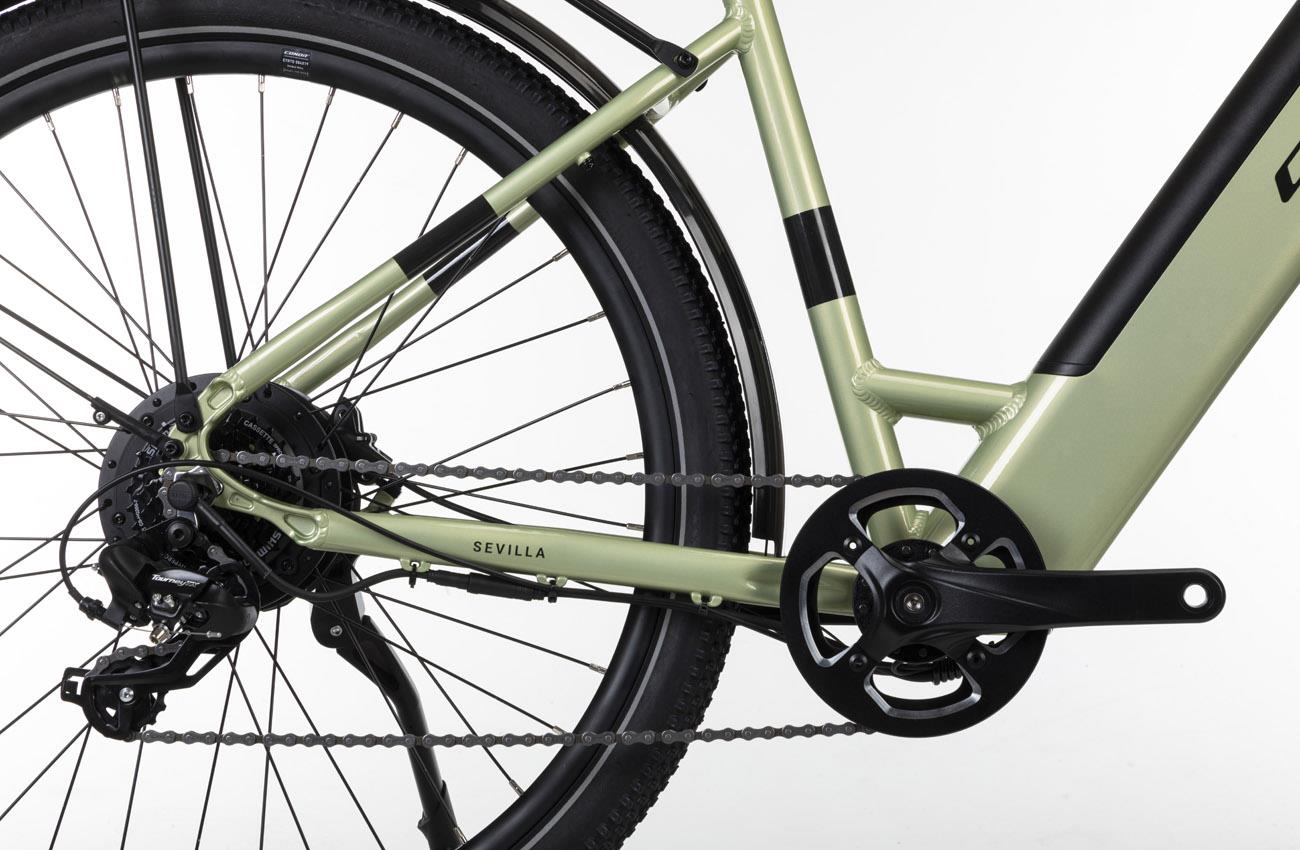 Transmisión Shimano de 7 velocidades y pata de cabra de la Conor Sevilla verde claro