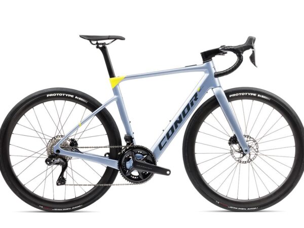 Vista lateral de la e-bike de carretera Conor WRC E-Volcano con Shimano Ultegra Di2 y ruedas de carbono 42 mm