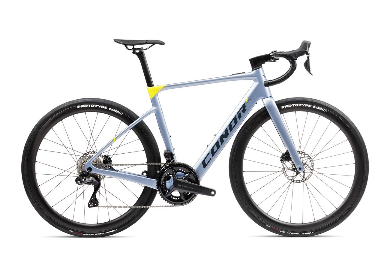 Vista lateral de la e-bike de carretera Conor WRC E-Volcano con Shimano Ultegra Di2 y ruedas de carbono 42 mm