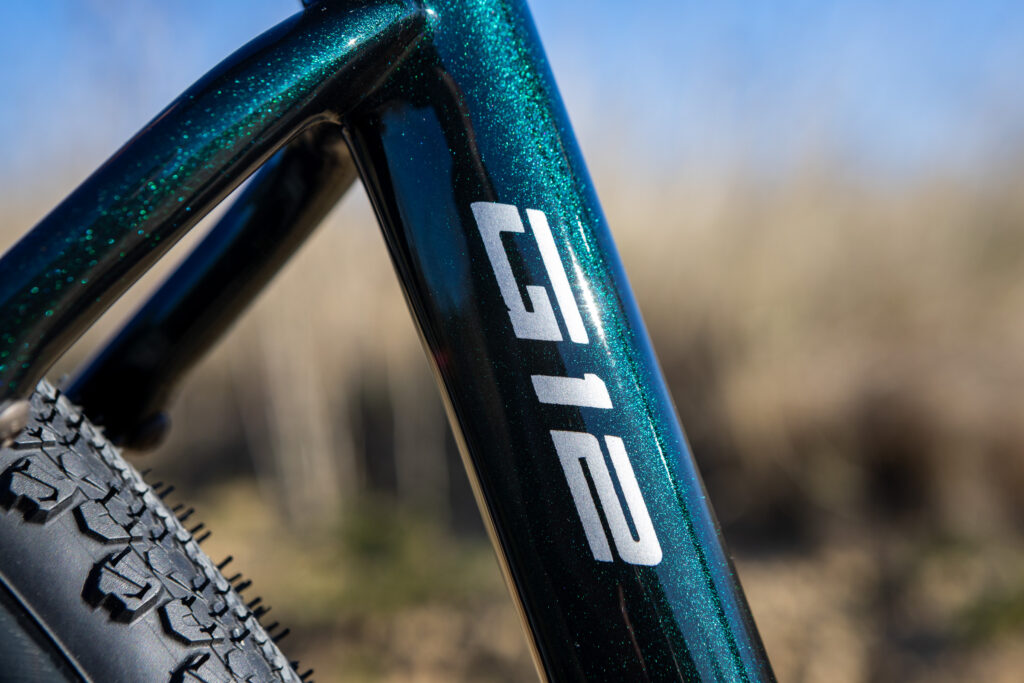Detalle del acabado verde con reflejos del cuadro Mendiz G12