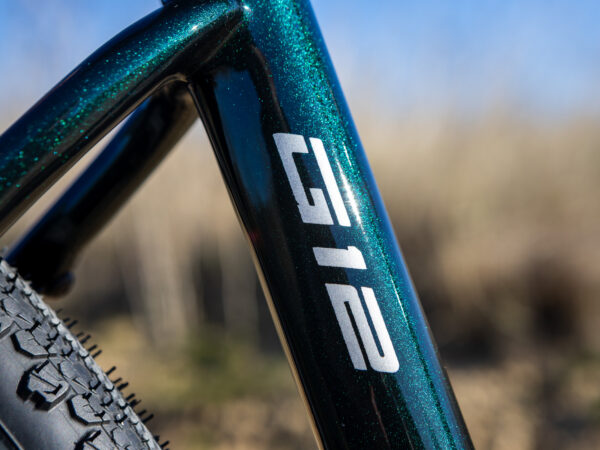 Detalle del acabado verde con reflejos del cuadro Mendiz G12
