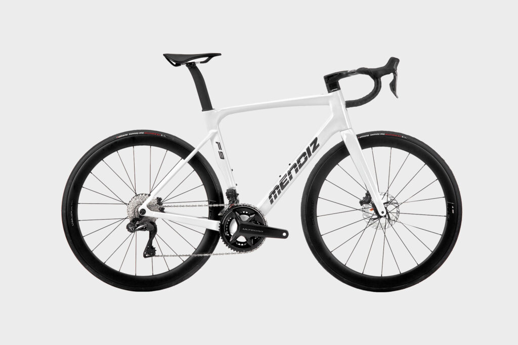 Cuadro Mendiz F9 blanco en estudio, foto con montaje Ultegra Di2 y ruedas Vision (orientativa)