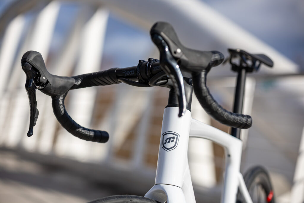 Detalle del manillar Deda y los mandos Shimano 105 de la Mendiz F9 MPL blanca