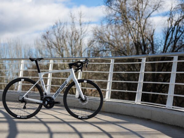 Mendiz F9 MPL blanca con ruedas DT Swiss en un puente