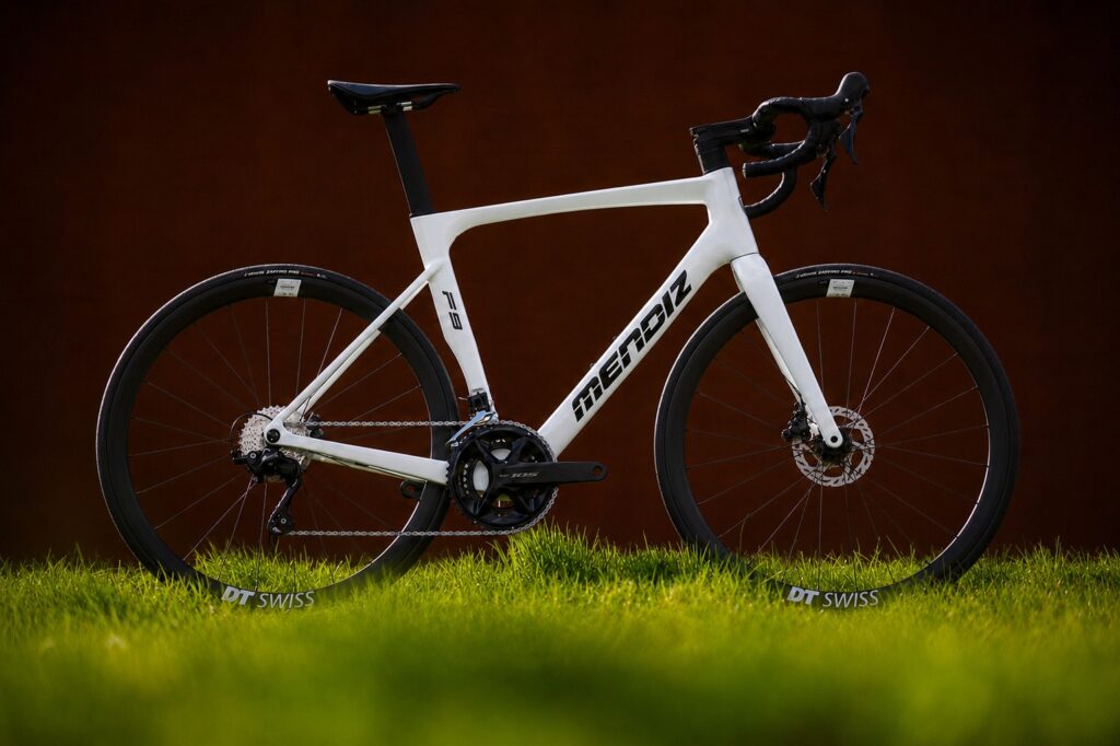Bicicleta de carretera Mendiz F9 MPL blanca con Shimano 105 y ruedas DT Swiss, vista lateral