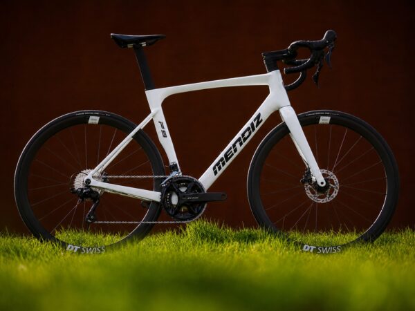 Bicicleta de carretera Mendiz F9 MPL blanca con Shimano 105 y ruedas DT Swiss, vista lateral