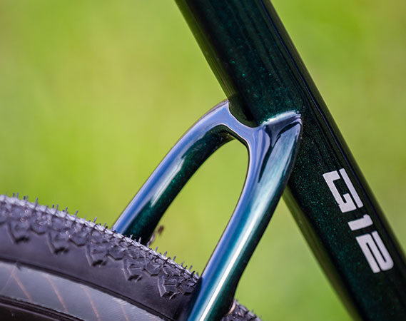 Detalle de las vainas y el logo G12 del cuadro Mendiz verde