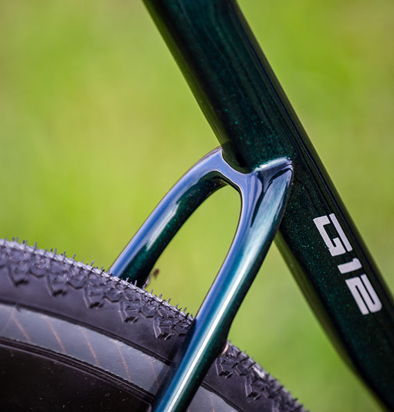 Detalle de las vainas y el logo G12 del cuadro Mendiz verde