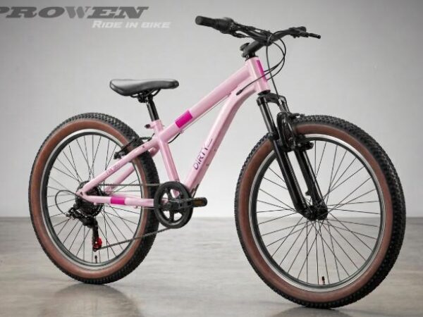 Bicicleta de 26 pulgadas DIRTY FAT200 rosa vista de tres cuartos, con cambio de 7 velocidades y frenos V-brake