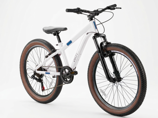 Bicicleta infantil de 24 pulgadas DIRTY FAT200 blanca vista de tres cuartos, con horquilla de suspensión y cubiertas anchas de tacos