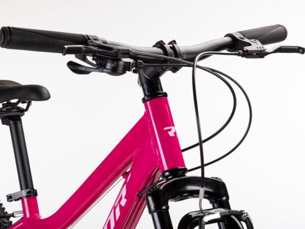 Manillar de aluminio, mando Shimano de 7 velocidades y horquilla de suspensión de la Conor Junior 24 mixta fucsia