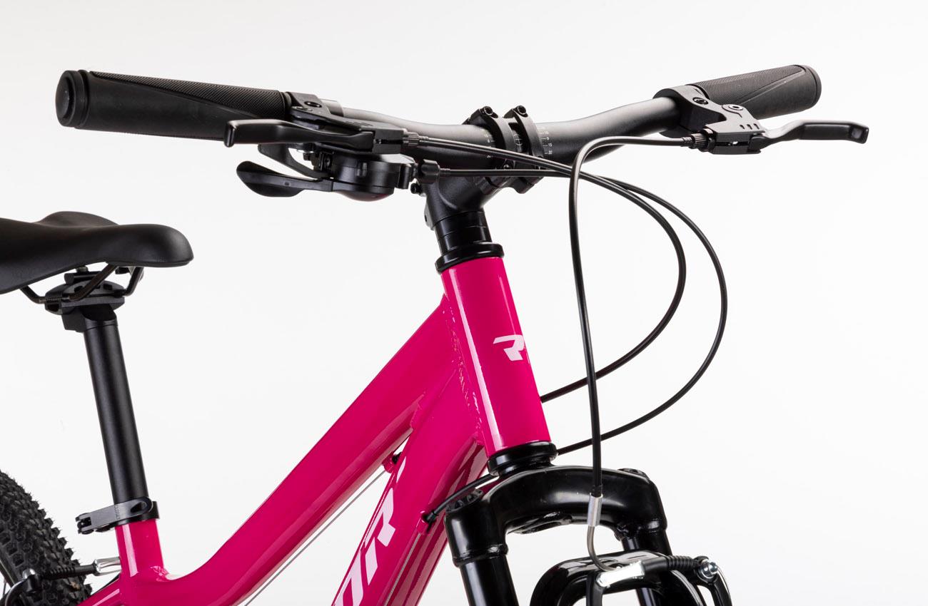 Manillar de aluminio, mando Shimano de 7 velocidades y horquilla de suspensión de la Conor Junior 24 mixta fucsia