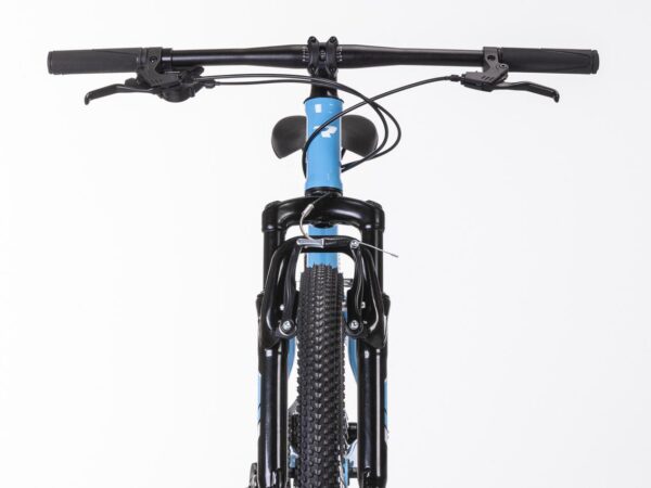 Vista frontal de la Conor Junior 24 pulgadas azul con horquilla de suspensión, V-brake y mandos Shimano